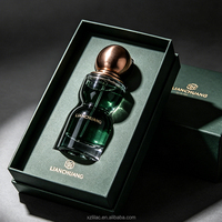 Flacon de parfum exquis en verre transparent de 50 ml, avec capuchon métallique à motifs luxueux et boîte, pour femmes.
