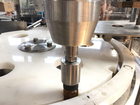 Machine automatique de remplissage et de bouchage de flacons roll-on cosmétiques pour déodorant corporel