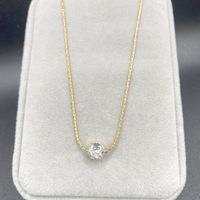 Collier en acier titane avec diamants incrustés et or 18 carats, un accessoire de luxe léger de niche avec un pendentif au style luxueux et raffiné.