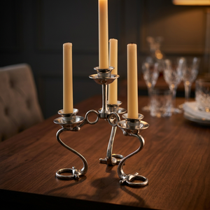 Support de bougies en métal argenté inspiré de l'équipement équestre, 4 bougies, centre de table décoratif, accent de décoration intérieure - Product Image 3