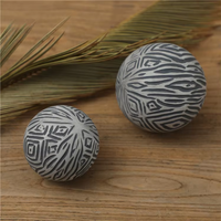 Plateau en résine sculpté fait main avec boule décorative, surface gris foncé gaufrée, design créatif, cadeaux et artisanat en résine