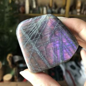 Cristallo di Labradorite Naturale Lucidato YingLai con Riflessi Viola, Forma Libera Unica per Artigianato - Product Image 3