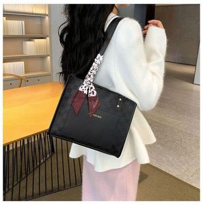 I-0536 Sac fourre-tout grande capacité pour femme, en cuir PU avec fermeture éclair, bandoulière unique, doublure polyester, tendance quotidienne, vente chaude en gros usine - Product Image 4