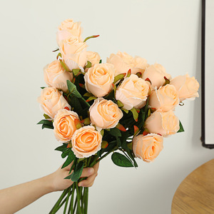 Bouquet de roses en soie, style bulgare, arrangement floral moderne pour mariage et décoration intérieure - Product Image 2