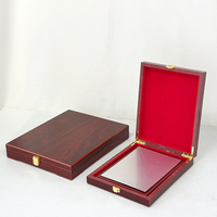 Plaque de certificat en bois rouge vierge avec plaque dorée, argentée, bronze ou noire MH-FJ0126