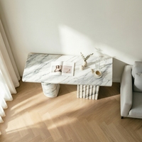 Table console en marbre Statuario à piétement cannelé, idéale pour les halls d'hôtels de luxe et les foyers élégants