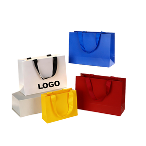 Sacs d'emballage pour bijoux et vêtements en papier blanc et noir de haute qualité, avec logo personnalisé OEM imprimé, pour les entreprises - Product Image 3