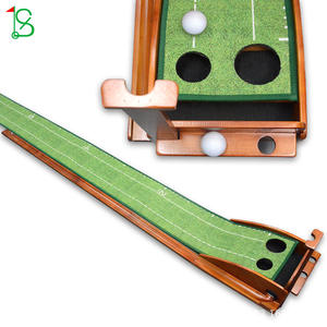 Machine d'entraînement au golf en bois massif pour l'intérieur avec tapis en velours cristallin, taille 13,16 pouces - Product Image 1