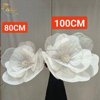 NIKA Décoration de plafond personnalisée pour événements de mariage et salles de banquet, Têtes de fleurs géantes en tissu organza blanc