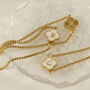 Bracelet minimaliste pour femme en acier inoxydable plaqué or 18 carats avec des motifs de coquillages, de trèfles à quatre feuilles et de lettres - Product Image 3
