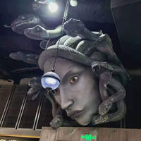 Sculpture cinétique géante en fibre de verre pour extérieur, personnalisée, avec yeux laser, décoration de statue énorme, installation de buste de Méduse