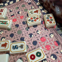 Ensemble de Mahjong de luxe 160 pièces en acrylique américain sculpté avec bordure dorée, pour 4 joueurs, tuiles de Mahjong colorées artistiques, jeu de table, cadeau de fête