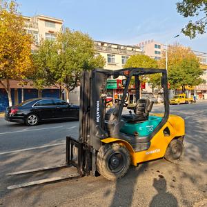 Montacargas Komatsu FD30 Usado de 3 Toneladas con Mástil de Dos Etapas, Motor Diésel Japonés, Desplazador Lateral Hidráulico y Neumáticos Sólidos - Product Image 6