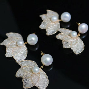 Pendientes de Perlas y Flores de Encaje Hechos a Mano, Artesanía Italiana en Encaje, Oro de 14K Importado de EE. UU., Perla Natural de Agua Dulce - Product Image 3
