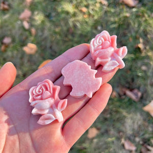 Artigianato in Cristallo Intagliato di Pietra Naturale Curativa, Fiore di Rosa in Opale Rosa Piatto per Decorazione - Product Image 4