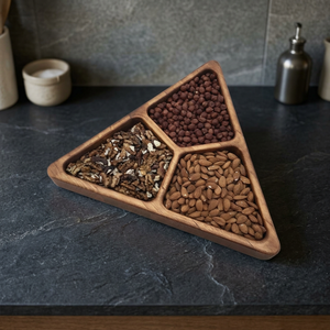 Plateau de service triangulaire en bois d'acacia fait main, design minimaliste, plateau à trois compartiments pour noix et en-cas - Product Image 1