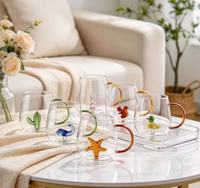 Vente en gros de tasses en verre personnalisées avec logo, tasse en verre décorative 3D mignonne avec poignée colorée, gobelet en verre transparent pour la maison, le restaurant, le bar, la fête