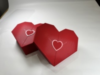 Boîte cadeau rigide en forme de cœur rouge personnalisée avec un design de ligne métallique pour la Saint-Valentin, mariage, emballage de chocolat, bijoux