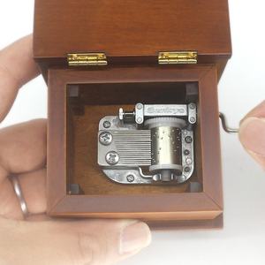 Caja de música de madera maciza, tallado personalizado, retro, creativo, regalo de cumpleaños y vacaciones, venta al por mayor - Product Image 5