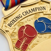 Médaille de récompense personnalisée en alliage de zinc émaillé souple en forme de gants de boxe avec ruban à motif imprimé pour les matchs de championnats
