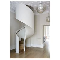 Escalier en colimaçon robuste Prima pour villa et loft, diverses options de matériaux, construction stable et longue durée de vie