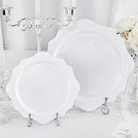 100 assiettes jetables blanches pour 50 invités, assiettes en plastique festonnées comprenant 50 assiettes à dîner et 50 assiettes à dessert