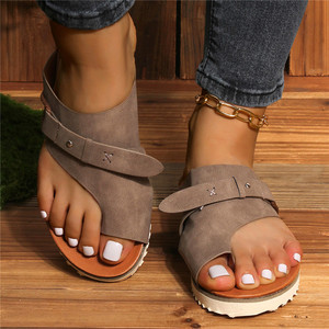Nouvelles ventes de tongs d'été à bout plat pour femmes de grande taille sandales de plage semelle intérieure <span class=keywords><strong>en</strong></span> PU souple et antidérapante à l'extérieur à porter - Product Image 3
