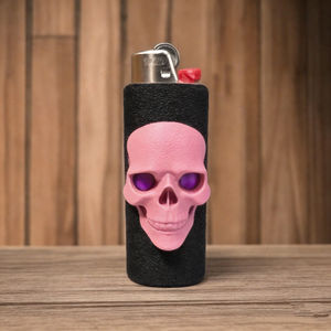 Soporte para Encendedor con Diseño de Calavera Impreso en 3D, Construcción Resistente de PLA, Protector Anti-Caídas para Encendedores, Ideal para Uso Personal y Reventa - Product Image 1