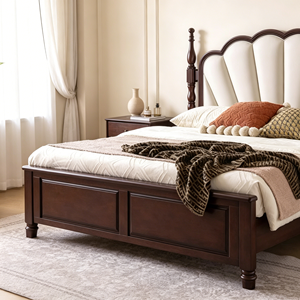 Base de Cama Tapizada Tradicional Tamaño Queen con Cabecera de Tela y Postes de Madera - Product Image 4