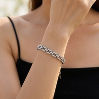 Gelang Wanita H&C Modern Glam, Perhiasan Lapis Emas PVD dari Baja Tahan Karat, Bertabur Kristal, Warna Emas Baja