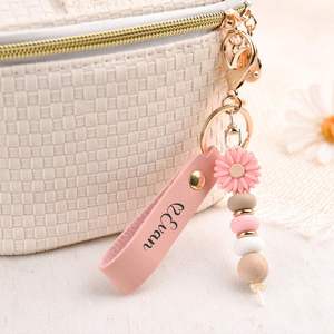 Porte-clés personnalisé en perles marguerites, breloque de sac avec perles en silicone et sangle en similicuir, joli porte-clés floral, cadeau - Product Image 3