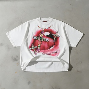 เสื้อยืดผู้ชายทรงบ็อกซี่ แขนเสื้อแบบแร็กแลน พิมพ์ลายกราฟิกด้วยเทคนิค DTG ผ้าคอตตอนพรีเมียมเนื้อหนา 250GSM ผลิตโดยผู้ผลิตเสื้อยืดเปล่าแบบสั่งทำพิเศษ - Product Image 2