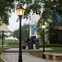 Farola Solar LED de Jardín de Estilo Europeo Antiguo para Exteriores, IP67 Impermeable, Construcción Metálica, Alimentación CA/Batería, Garantía de 3 Años