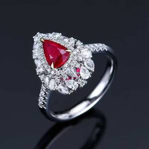 Anillo Halo con Rubí Corte Pera de 1.19ct Sin Calentar, Oro Blanco de 18K con 71 Diamantes en Total de 0.74ct, Joyería de Piedras Preciosas para Mujer - Product Image 2