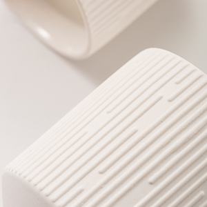 Arovi - Bougie artisanale en céramique blanche Pantone, à la soja, aromathérapie, mèche en bois, bougie pour la Saint-Valentin, bougie de fête et parfum d'intérieur - Product Image 5