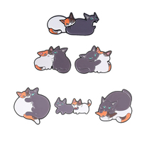 Broche en émail motif chat agressif qui mord la queue du chat, style dessin animé, adorable, bijou de revers, cadeaux de Saint-Valentin
