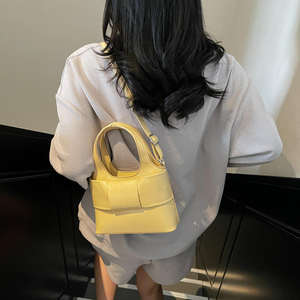 Sac fourre-tout pliable en PU grande capacité pour femme, style tricoté, par un créateur de mode - Product Image 2