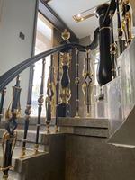 Balustre d'escalier moderne en alliage d'aluminium sculpté, courbes lisses, design élégant, point focal de terrasse, résistant à l'eau, pour villa