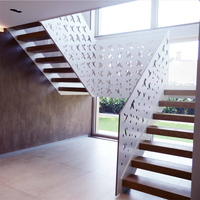 Escalier en métal sur mesure avec design de cloison