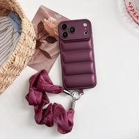 Coque de téléphone tendance rouge cerise en duvet avec sangle en soie pour iPhone 17 Pro Max 16 15 14 Plus 13 12 Pro 11, étui antichoc matelassé