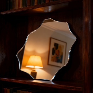 Miroir sans cadre en forme de galet organique, asymétrique, à bords biseautés irréguliers, à fixer au mur pour la décoration du salon et de la salle de bain - Product Image 1