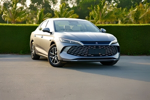 Auto Eléctrico BYD Qin L DMi 2025 de Cuatro Ruedas - Product Image 3