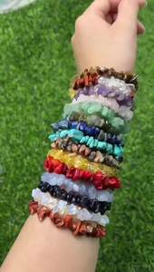 Großhandel Naturstein Kristall Perlen Armband für Frauen Beliebte unregelmäßige kleine gebrochene Stein Amethyst Armband - Product Image 3