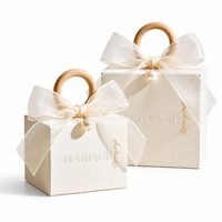 Boîte cadeau de mariage blanche personnalisée avec poignée en bois, nœud en organza, breloque perle et impression dorée pour événements nuptiaux, cadeaux OEM, vente en gros