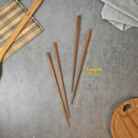 Baguettes en teck Arasu de 28 cm de long, fabriquées en teck massif à 100 %, parfaites pour sublimer votre expérience culinaire.