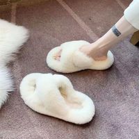 Sepatu berbulu lembut wanita, Kasut dalam ruangan Anti slip dan Anti bau hangat putih musim gugur dan dingin Ins gaya