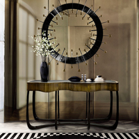 Console de luxe moderne pour entrée et salon, structure en acajou artisanale, laiton poli et trois tiroirs fonctionnels