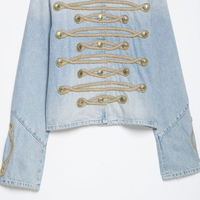 Veste en jean bleu clair à col montant avec garniture tressée de style militaire vintage et boutons métalliques