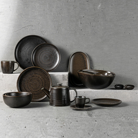 Jiujiuju Guangzhou Fabricant Western Vaisselle En Porcelaine Vaisselle Rustique Noir Creative Triangle Coupé En Céramique Plaque Ensemble
