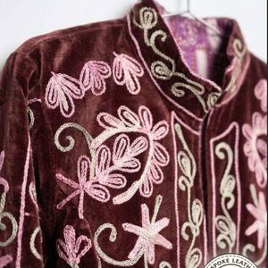 Chaqueta Bordada Floral Suzani de Terciopelo Hecha a Mano con Logotipo BLTE, Unisex, Reversible, Ecológica, Transpirable, de Secado Rápido, para Otoño e Invierno - Product Image 4